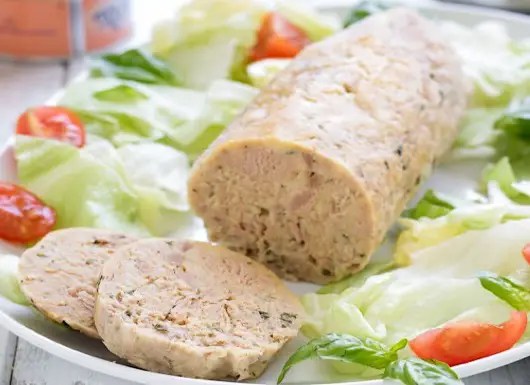 Saucisson de thon au citron tranché à l'apéritif