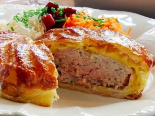 Tourte de la vallée de Munster, farcie de viande et dorée au four
