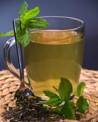 thé à la menthe marocain versé de haut dans un petit verre