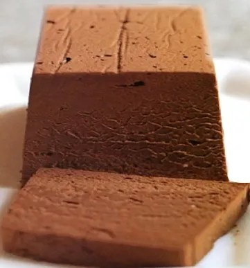 Marquise au chocolat et au café tranchée, servie avec une crème anglaise
