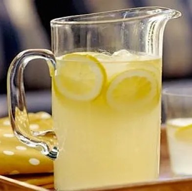 Limonade sans sucre servie fraîche, avec glaçons et zestes de citron