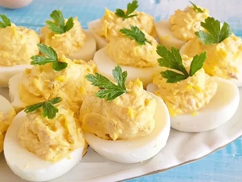 Œufs mimosa au thon, garniture émiettée façon mimosa, persil frais