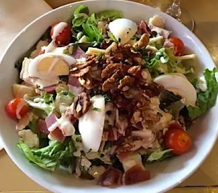 Salade auvergnate au cantal, jambon de pays et noix