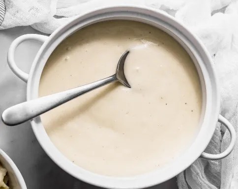 Sauce blanche lisse et onctueuse dans une casserole
