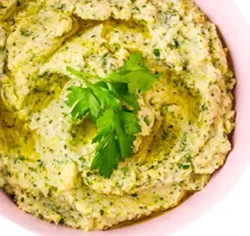 Houmous de courgettes 10 minutes aux pois chiches, parsemé de persil frais et de paprika