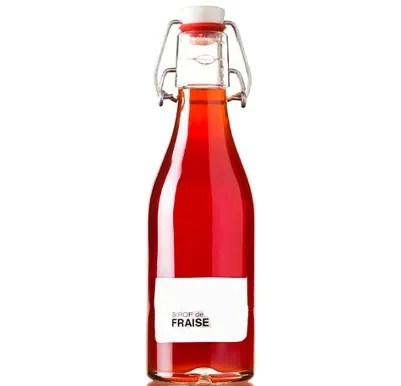 Sirop de fraise maison rouge vif dans une bouteille, avec des fraises fraîches