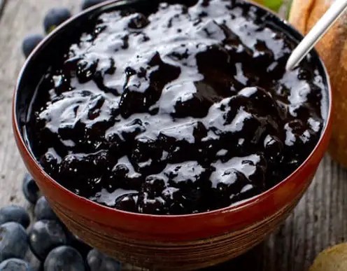 Confiture de myrtilles maison en pot