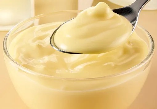 Crème pâtissière légère lisse et onctueuse dans un bol