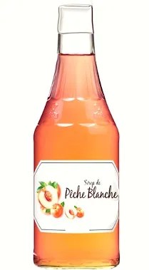 Sirop de pêche maison orangé dans une bouteille, avec des pêches fraîches