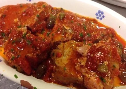 Thon à la sicilienne mijoté aux tomates, olives et câpres