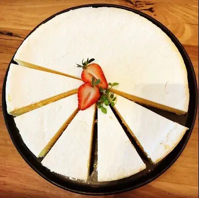 Cheesecake new-yorkais classique, dense, nappé de crème aigre