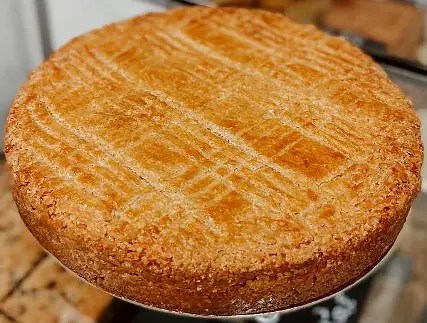 Gâteau breton doré aux croisillons à la fourchette, au beurre demi-sel