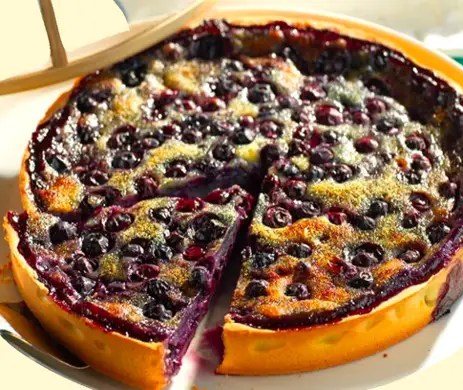 Tarte alsacienne aux myrtilles nappée de migaine, appareil à flan crémeux