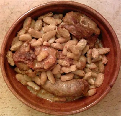 Cassoulet de Castelnaudary aux haricots lingots dans sa cassole en terre cuite