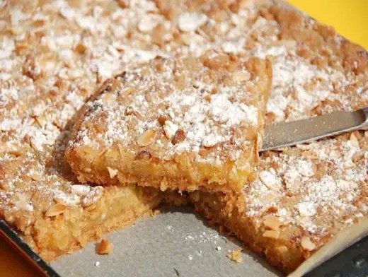 croustillant au citron aux amandes effilées saupoudré de sucre glace