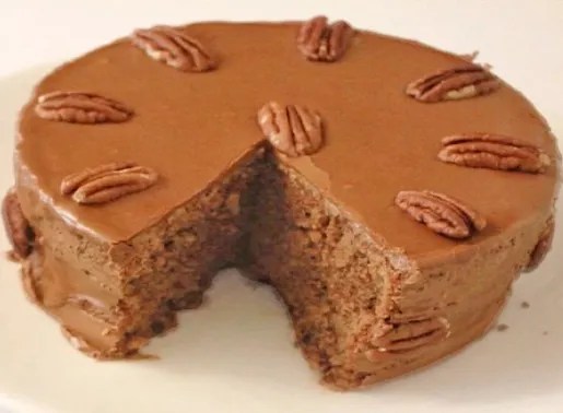 Grenoblois glacé au café, décoré de cerneaux de noix
