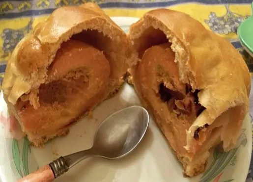 Pain-coing provençal doré à la cassonade, coupé pour montrer le quartier de coing fondant