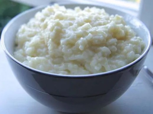 Riz au lait concentré servi en ramequins, crémeux, avec une gousse de vanille