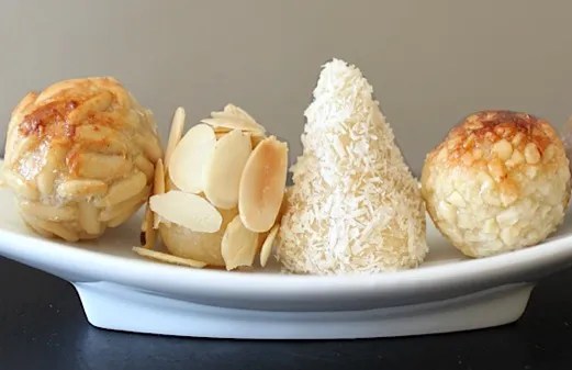 Assortiment de panellets de tous les saints, quatre enrobages sur un même plateau