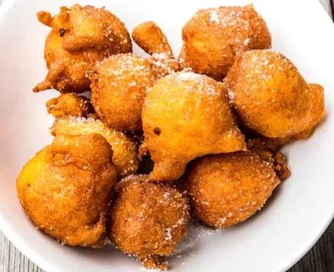 Beignets à la citrouille dorés, enrobés de sucre