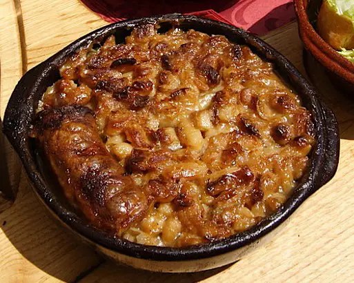 Cassoulet de Carcassonne à la perdrix rouge dans sa cassole en terre cuite