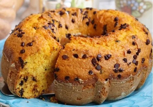 Gâteau moelleux à la citrouille et aux pépites de chocolat, part découpée montrant une mie orangée