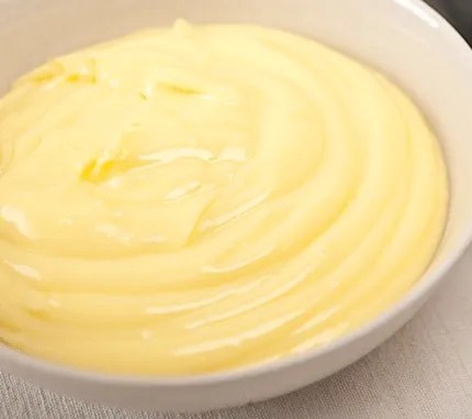 Crème tropézienne vanillée dans un bol, crème mousseline allégée prête à garnir une brioche
