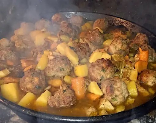 Ragoût d'escoubilles aux boulettes, carottes, olives et cèpes dans un faitout, spécialité de l'Hérault