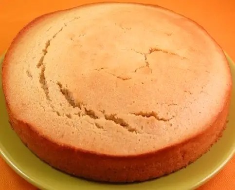 Gâteau éponge sans œufs démoulé, prêt à garnir