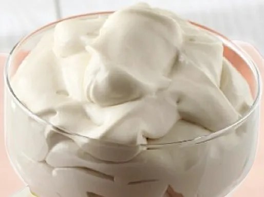 Namelaka au mascarpone et au chocolat blanc dressée en rosaces à la poche à douille sur une tarte
