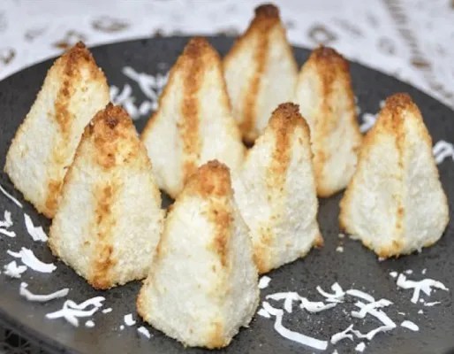 Rochers coco en forme de cônes, dorés, à la compote de pommes