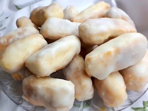 Tarallis au citron glacés, façonnés en petits osselets