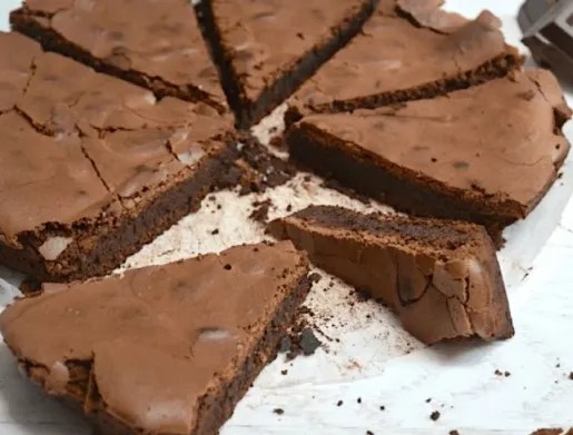 Gâteau des amoureux au chocolat fondant, croûte craquelée et cœur tendre, saupoudré de sucre glace