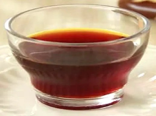 caramel au sirop d'agave liquide et doré dans un bocal