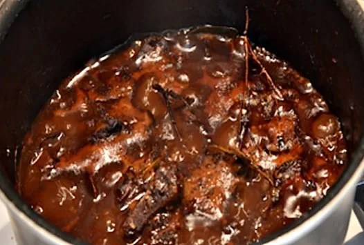 Civet de chevreuil grand veneur en cocotte, morceaux de gibier nappés de sauce au vin rouge et carottes