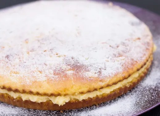 Galette des rois de Dunkerque coupée, brioche fourrée de crème mousseline au rhum saupoudrée de sucre glace