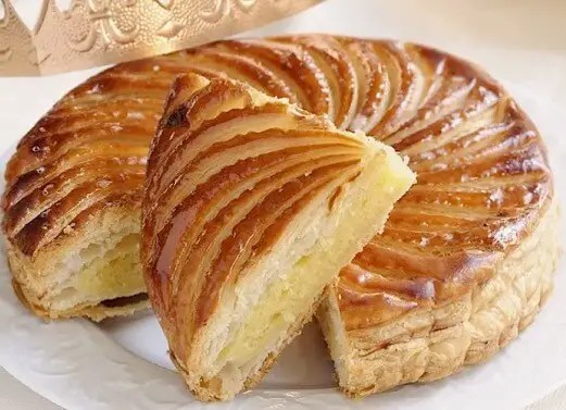 Galette des rois grand-mère : une frangipane aux trois quarts d'amandes, reposée au froid, feuilletage droit.