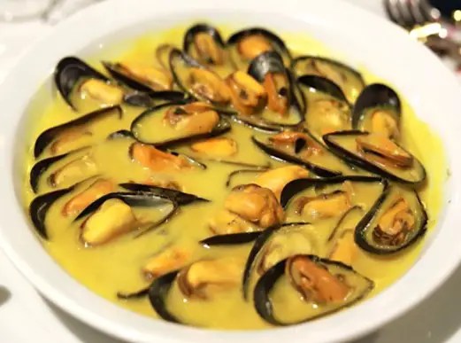 Mouclade charentaise, moules nappées de sauce crémeuse au curry
