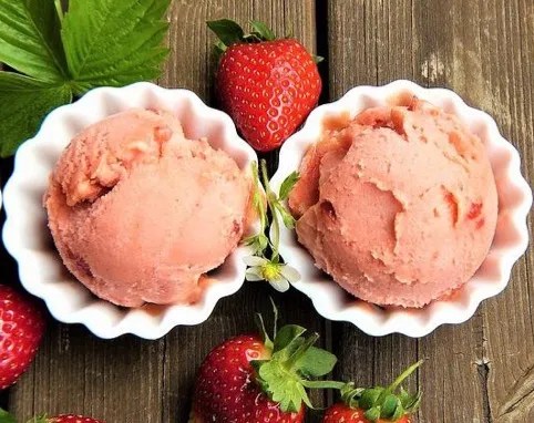 glace aux fruits sans sorbetière, crémeuse, à la crème fouettée