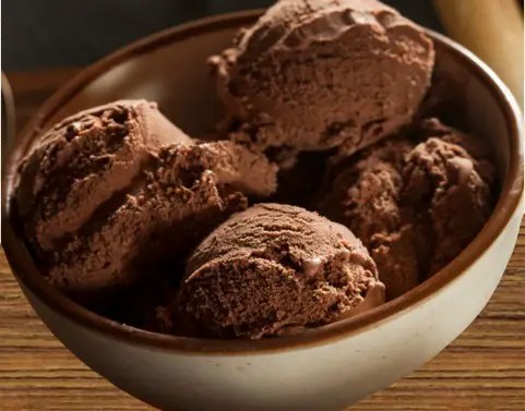 Glace au chocolat maison en boules, texture crémeuse et intense