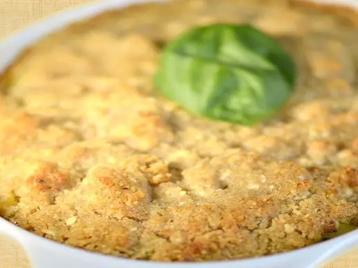 Crumble de courgettes et pomme de terre au pesto et au fromage cottage