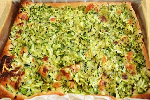 Pizza aux courgettes sans sauce tomate, gratinée au gouda