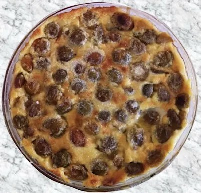 clafoutis aux prunes grand-mère doré, saupoudré de sucre