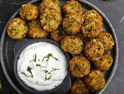 boulettes de courgettes à la grecque, kolokithokeftedes dorées à la feta et à la menthe