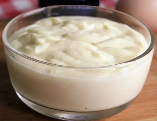 crème pâtissière au yaourt onctueuse dans un bol