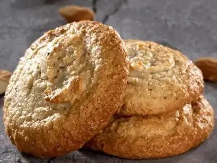 Macarons alsaciens aux épices, moelleux et dorés, sur une grille