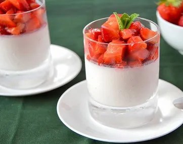 Semifreddo au yaourt grec sans lactose, garni de fraises fraîches