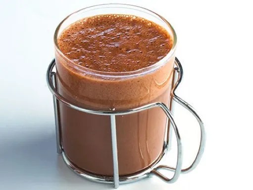 Roustintin boulonnais, boisson chaude au chocolat et au kirsch, servie dans un verre