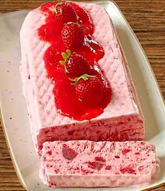 Parfait à la fraise glacé, nappé de coulis de fraises