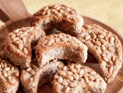 Pignolats de Nostradamus, croissants entièrement recouverts de pignons de pin